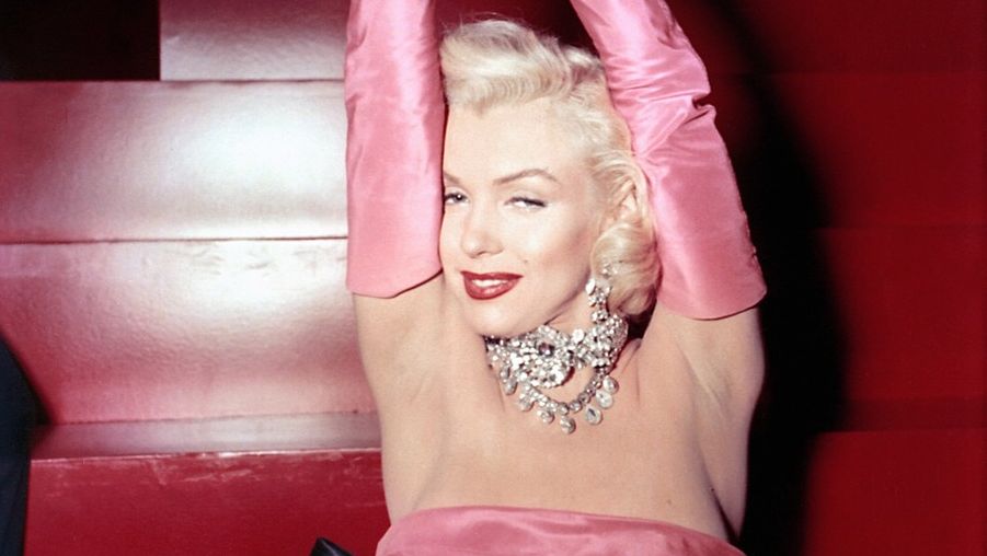 Den v byznysu: Co by tomu řekla Marilyn Monroe? Diamanty budou „fake“